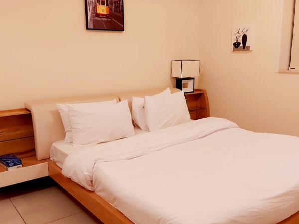 Private rooms in 3 bedroom apartment SKYNEST Homes marina pinnacle : photo 3 de la chambre chambre double avec salle de bains privative