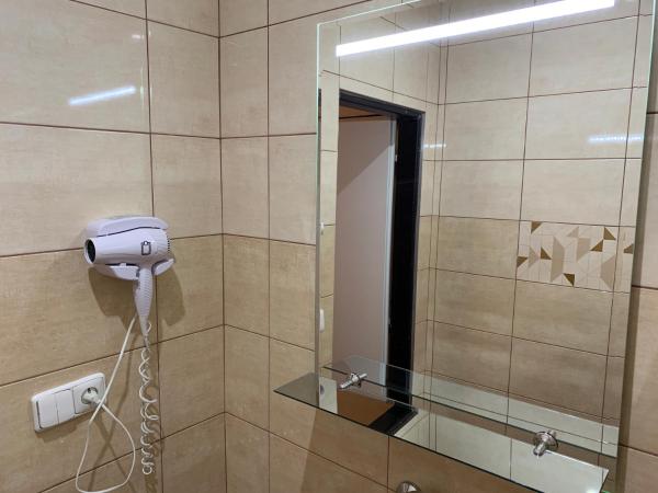 ZLATÁ-ÉRA : photo 6 de la chambre chambre triple avec salle de bains privative séparée