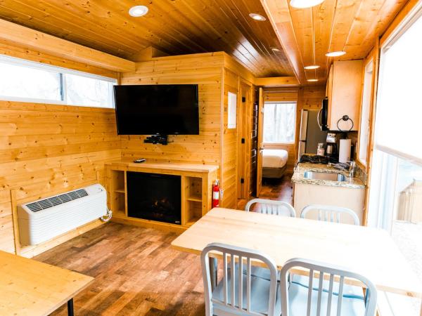 Garden of the Gods RV Resort : photo 10 de la chambre cottage escape