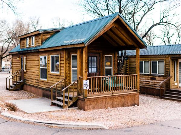 Garden of the Gods RV Resort : photo 1 de la chambre resort cottage with loft