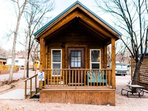 Garden of the Gods RV Resort : photo 2 de la chambre resort cottage with loft