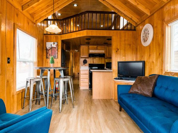 Garden of the Gods RV Resort : photo 6 de la chambre resort cottage with loft