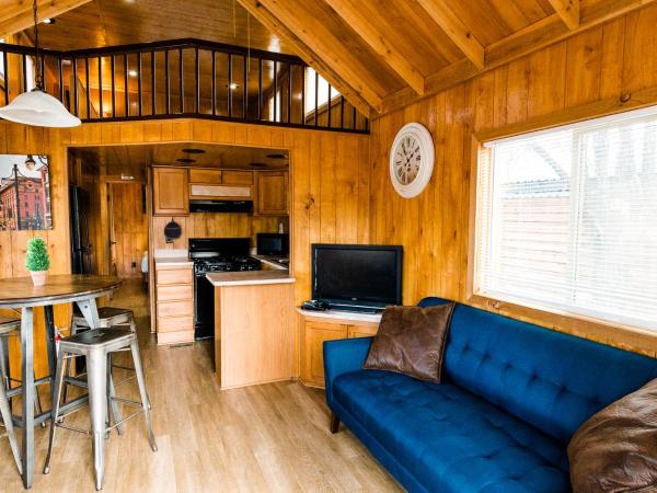 Garden of the Gods RV Resort : photo 5 de la chambre resort cottage with loft