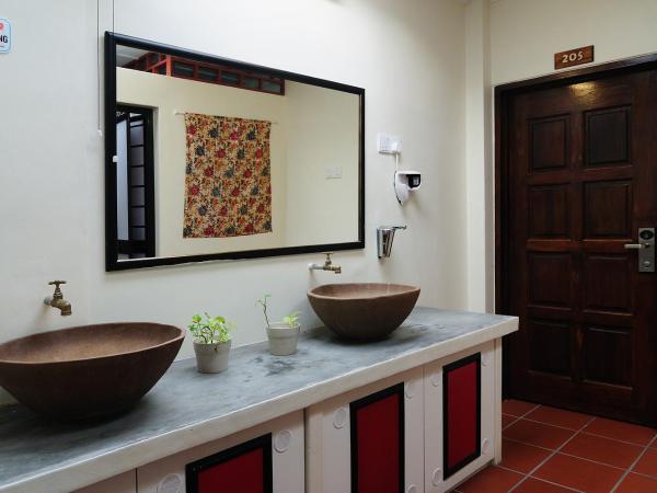 Red Inn Court : photo 5 de la chambre chambre double supérieure avec salle de bains commune