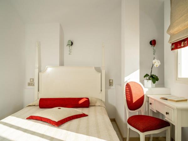 Delfini Villas : photo 7 de la chambre chambre classique avec bain à remous - vue sur caldeira
