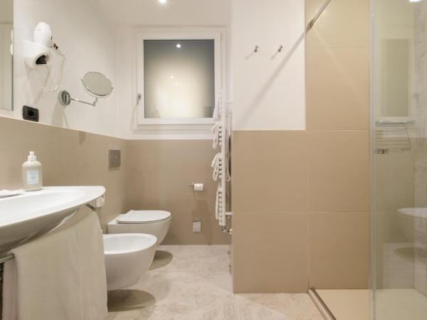 Hotel Touring : photo 10 de la chambre chambre double ou lits jumeaux supérieure