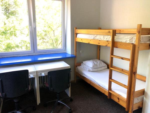 Student-House Kazimierzowska : photo 1 de la chambre chambre triple avec salle de bains commune