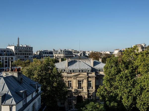 Royal Garden Champs-Élysées : photo 4 de la chambre suite junior avec terrasse - vue sur tour eiffel