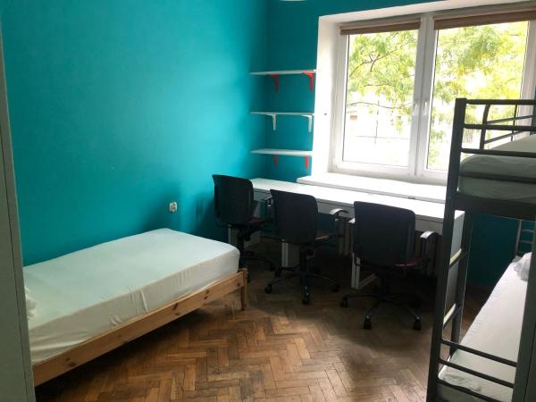 Student-House Kazimierzowska : photo 6 de la chambre chambre triple avec salle de bains commune