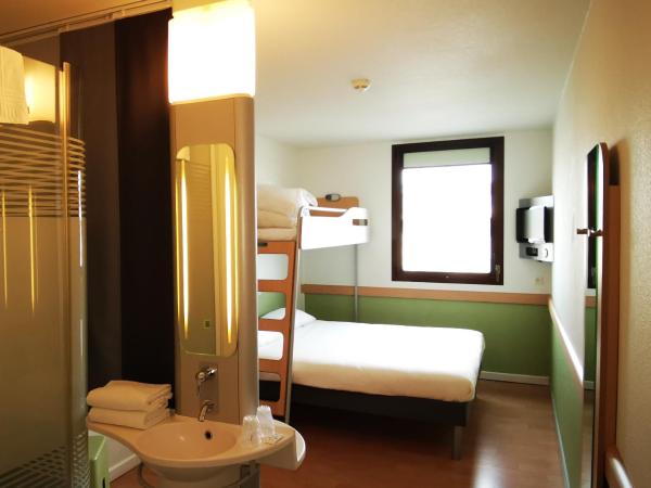 ibis budget Nimes Centre Gare : photo 1 de la chambre chambre triple