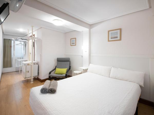 Pensión Santa Clara : photo 4 de la chambre chambre double avec salle de bains privative