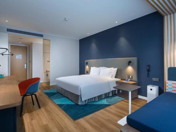 Holiday Inn Express Shanghai Kangqiao, an IHG Hotel : photo 6 de la chambre chambre lit king-size standard - vue sur jardin