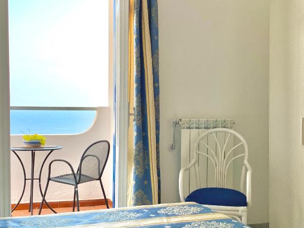 Hotel Grazia alla Scannella : photo 7 de la chambre chambre double deluxe avec balcon - vue sur mer