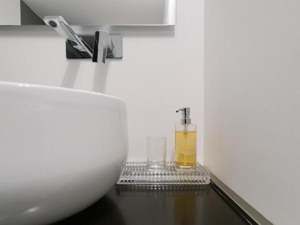 Hotel Giulietta e Romeo ***S : photo 8 de la chambre suite avec balcon - bâtiment séparé