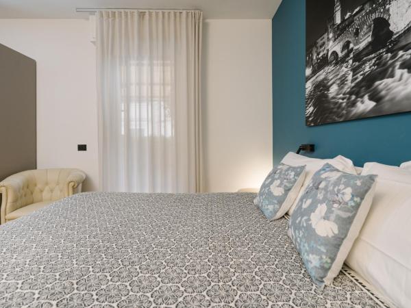 Hotel Giulietta e Romeo ***S : photo 3 de la chambre suite avec balcon - bâtiment séparé