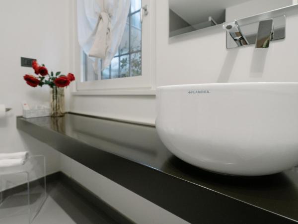 Hotel Giulietta e Romeo ***S : photo 7 de la chambre suite avec balcon - bâtiment séparé