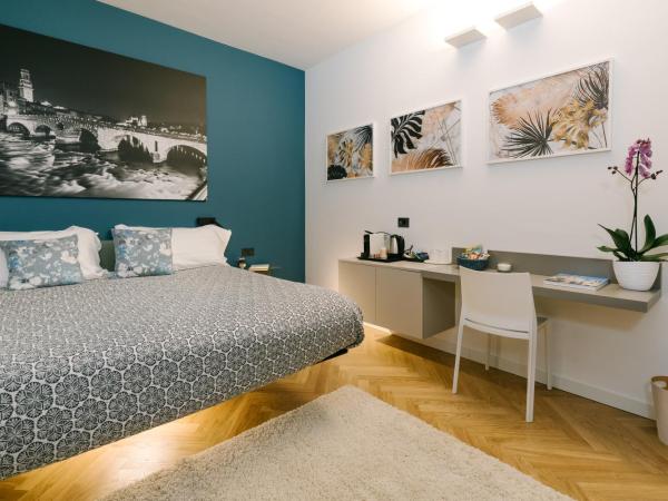 Hotel Giulietta e Romeo ***S : photo 2 de la chambre suite avec balcon - bâtiment séparé