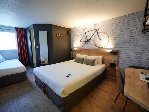 Kyriad Hotel Laval : photo 2 de la chambre chambre triple - 1 lit double & 1 lit simple