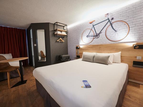 Kyriad Hotel Laval : photo 4 de la chambre chambre triple - 1 lit double & 1 lit simple