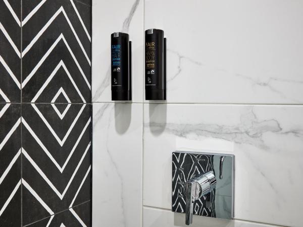 Stay Inn Hotel Toronto : photo 2 de la chambre chambre lit king-size affaires - entièrement rénovée en 2021