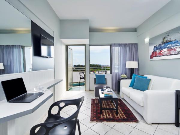 AQUAMARE CITY and BEACH : photo 2 de la chambre suite classique - vue latérale sur mer