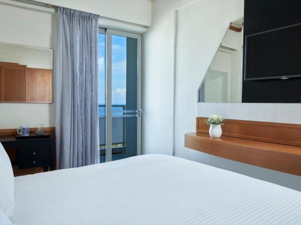 AQUAMARE CITY and BEACH : photo 3 de la chambre chambre supérieure - vue latérale sur mer