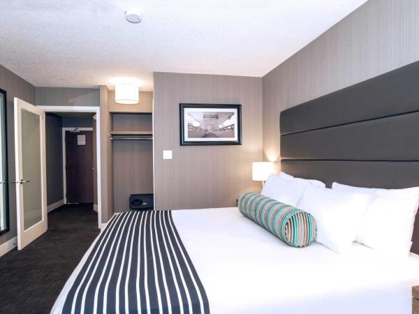 Sandman Signature Calgary Downtown Hotel : photo 2 de la chambre chambre standard avec 1 lit king-size, canapé-lit et kitchenette