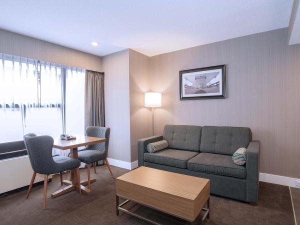 Sandman Signature Calgary Downtown Hotel : photo 6 de la chambre chambre standard avec 1 lit king-size, canapé-lit et kitchenette