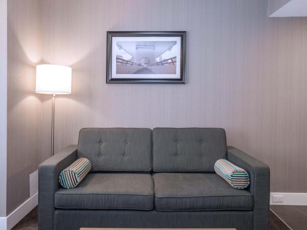 Sandman Signature Calgary Downtown Hotel : photo 7 de la chambre chambre standard avec 1 lit king-size, canapé-lit et kitchenette