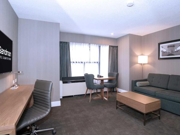 Sandman Signature Calgary Downtown Hotel : photo 8 de la chambre chambre standard avec 1 lit king-size, canapé-lit et kitchenette