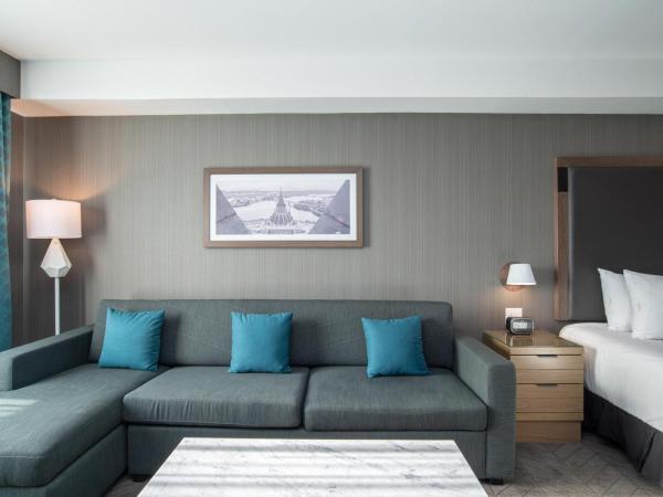 Sandman Signature Ottawa Airport Hotel : photo 3 de la chambre chambre 1 lit king-size standard avec canapé-lit