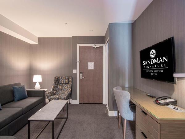 Sandman Signature Ottawa Airport Hotel : photo 2 de la chambre suite standard avec 1 lit king-size, canapé-lit, kitchenette