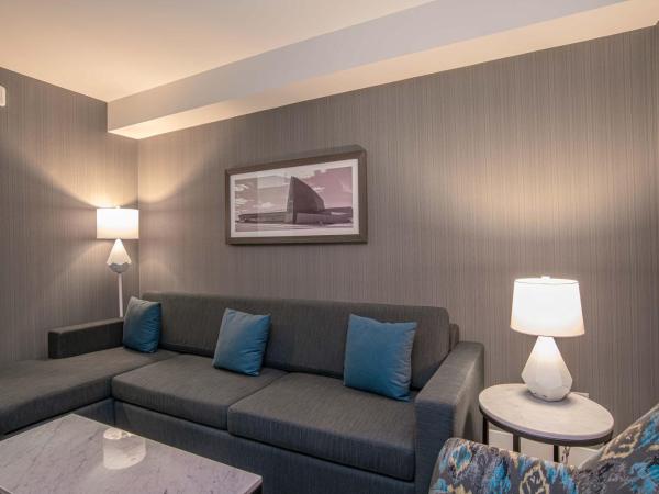 Sandman Signature Ottawa Airport Hotel : photo 3 de la chambre suite standard avec 1 lit king-size, canapé-lit, kitchenette