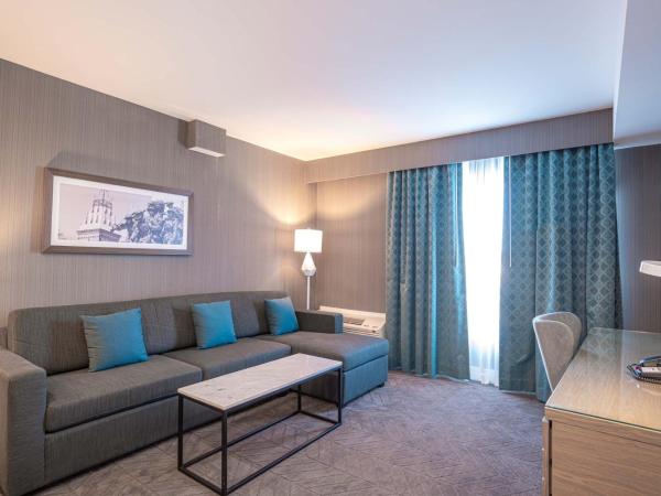 Sandman Signature Ottawa Airport Hotel : photo 2 de la chambre grande suite avec 1 lit king-size, canapé-lit et kitchenette