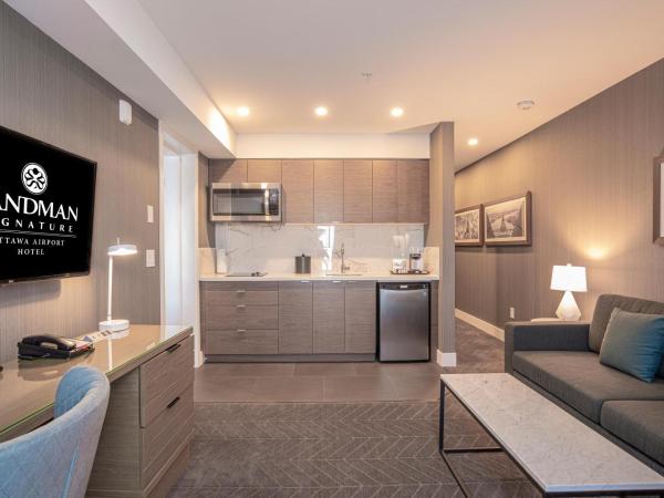 Sandman Signature Ottawa Airport Hotel : photo 3 de la chambre grande suite avec 1 lit king-size, canapé-lit et kitchenette