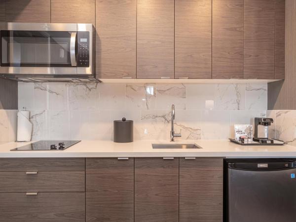 Sandman Signature Ottawa Airport Hotel : photo 4 de la chambre grande suite avec 1 lit king-size, canapé-lit et kitchenette