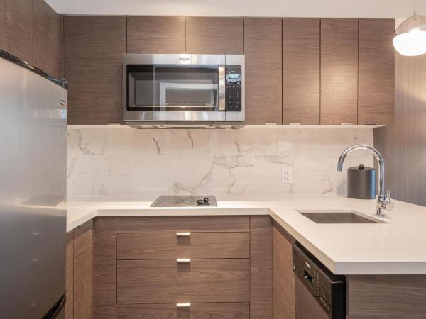 Sandman Signature Ottawa Airport Hotel : photo 5 de la chambre suite 1 lit king-size standard avec cuisine