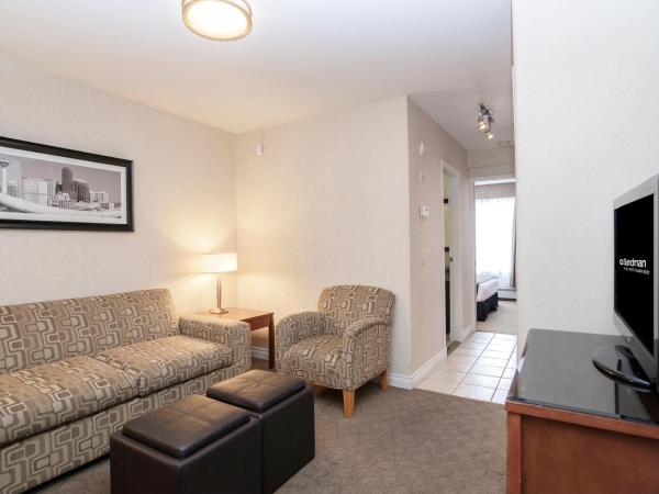 Sandman Hotel & Suites Calgary West : photo 3 de la chambre suite standard avec 1 lit king-size, canapé-lit, kitchenette