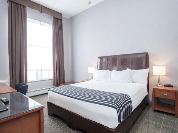 Sandman Hotel & Suites Calgary West : photo 1 de la chambre jacuzzi suite, 1 king bed, kitchenette