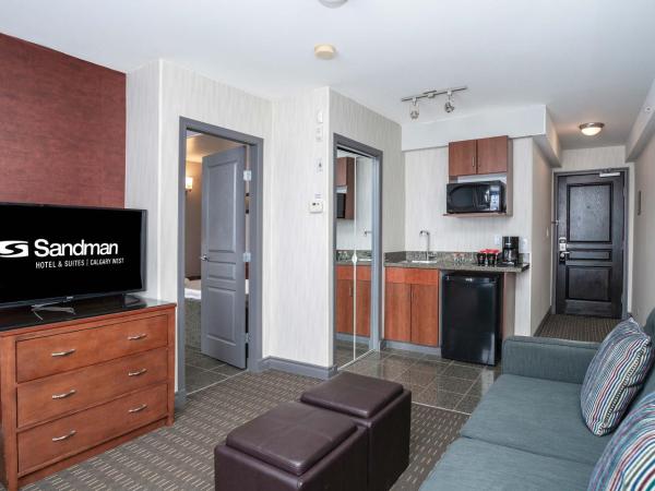 Sandman Hotel & Suites Calgary West : photo 5 de la chambre jacuzzi suite, 1 king bed, kitchenette