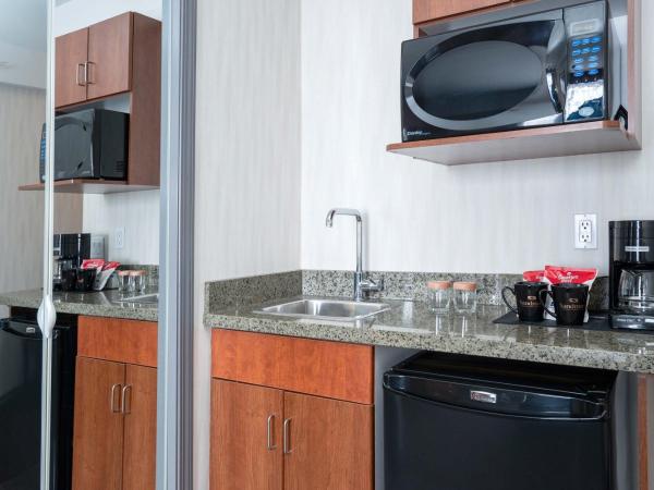 Sandman Hotel & Suites Calgary West : photo 6 de la chambre jacuzzi suite, 1 king bed, kitchenette