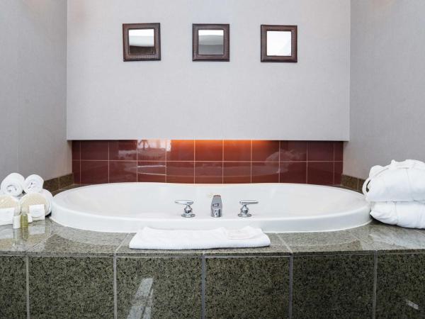 Sandman Hotel & Suites Calgary West : photo 3 de la chambre jacuzzi suite, 1 king bed, kitchenette