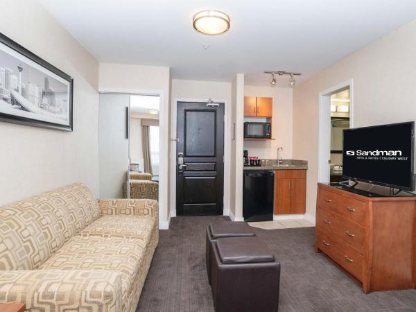 Sandman Hotel & Suites Calgary West : photo 3 de la chambre grande suite avec 1 lit king-size, canapé-lit et kitchenette