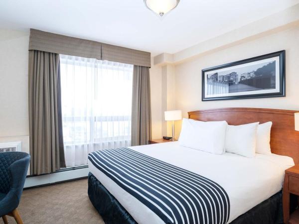 Sandman Hotel & Suites Calgary West : photo 1 de la chambre family suite, 1 king bed, 2 single beds, kitchenette