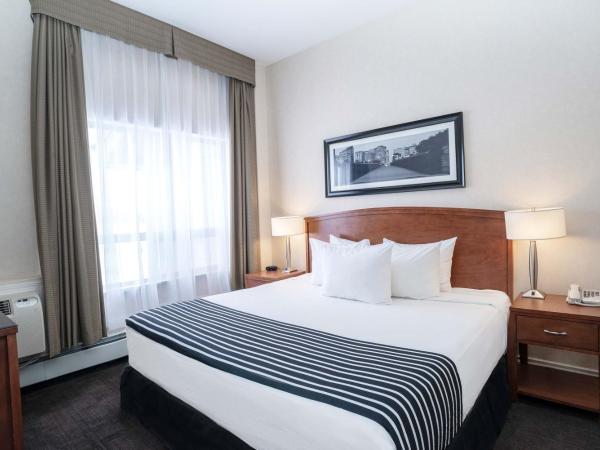 Sandman Hotel & Suites Calgary West : photo 1 de la chambre balcony suite, 1 king bed, sofa bed, kitchenette