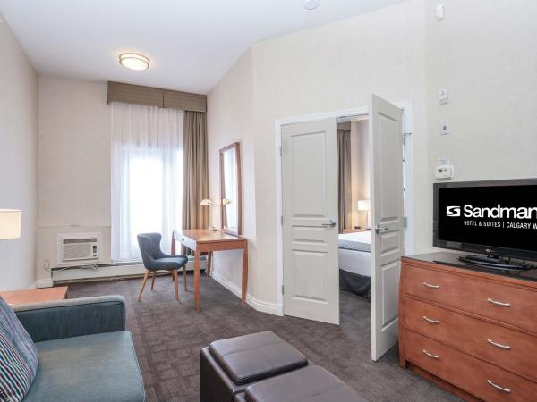 Sandman Hotel & Suites Calgary West : photo 2 de la chambre balcony suite, 1 king bed, sofa bed, kitchenette
