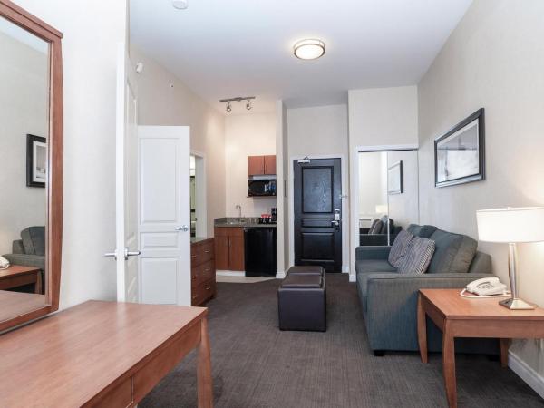 Sandman Hotel & Suites Calgary West : photo 4 de la chambre balcony suite, 1 king bed, sofa bed, kitchenette