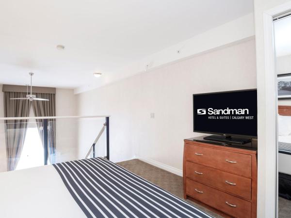Sandman Hotel & Suites Calgary West : photo 2 de la chambre loft suite, 1 king bed, sofa bed, kitchenette