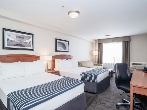Sandman Hotel & Suites Calgary West : photo 1 de la chambre standard room, 2 double beds, sofa bed