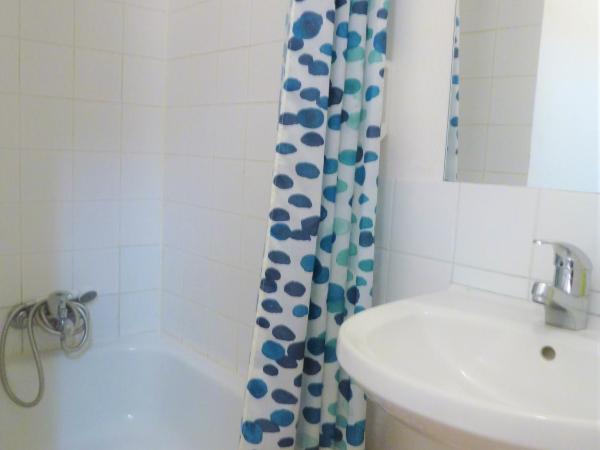 Hôtel et Résidence Les Lauréades Clermont-Ferrand Centre Jaude : photo 3 de la chambre studio (1 adulte) avec moquette